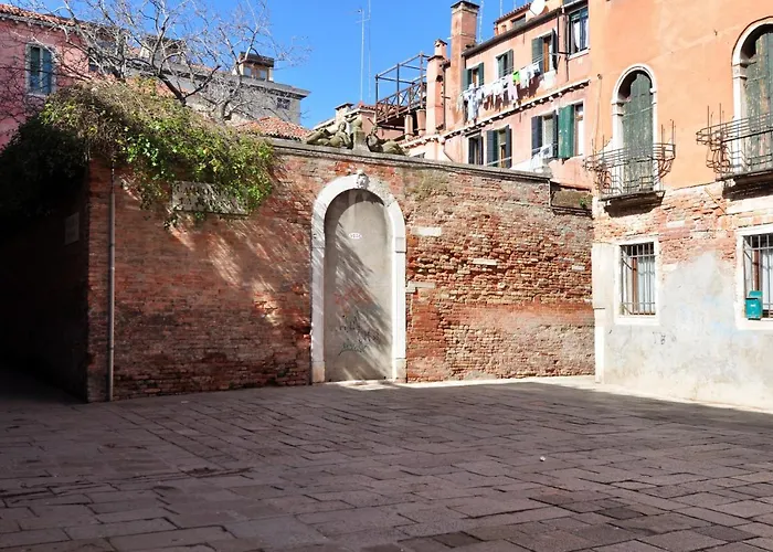 Cozy Near Rialto Bridge/ St.Mark Square